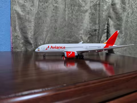 43cm Resin Aircraft 1:130 Scale Columbia Avianca B787 Airline Model Diecast Airplane Retractable Lan