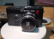 ★全黑漆紅字OLYMPUS-PEN F 特别版本，配38mm，1.8光圈鏡頭。半格菲林相機經典之作。全機械操作。90%新。