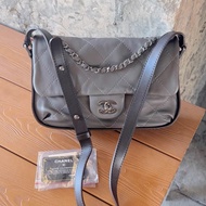 Chanel •  稀有Cf 外縫線大象灰牛皮銀釦寬肩帶機場包 2 Ways