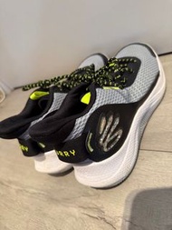 Under Armour Curry 8 男士運動鞋