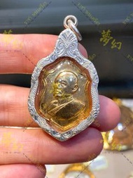 泰國佛教近代的三大聖僧之首 龍婆培 2539 九十大壽特殊模 “盾形自身法相”🌟【夢幻佛牌】