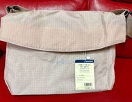 全新Mont-bell Bernina Bucket 肩背包，Mont-bell Bernina Bucket 14L超輕斜孭袋單肩包（粉紅色）、戶外時尚翻蓋大容量。多功能斜背包設計簡約，頂部翻蓋採用