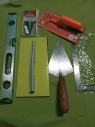 MASON TOOLS COMBO SET RODELA RUBBER KUTSARA NG CEMENTO MEDIUM SIZE LEVEL BAR PLUMB BOB RODELA BAKAL 