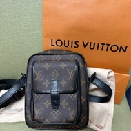 LV M69404 Christopher 隨身包