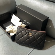 CHANEL 香奈兒 銀色Logo 荔枝皮革一字型拉鏈零錢包(黑色)