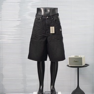 BALENCIAGA巴黎世家BLCG 雙環牛仔七分褲
定制斜紋丹寧布，採用13.5oz 日本 Kaihara 原色丹寧爲基底，混入高密度棉滌斜紋結構，使面料在保留丹寧原始骨感的同時，具備抗皺與形態記憶