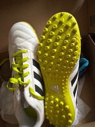 Adidas 足球鞋