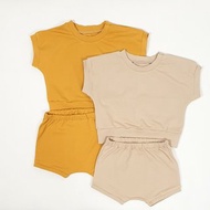 Baby clothes set of 2: baby t-shirt and shorts, size 6-9 months