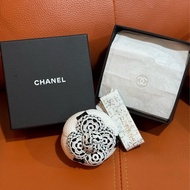 Chanel 山茶花立體胸針 絕美配色