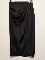 #包智能櫃 lyn around woman draped front black satin look fabric over knee length skirt