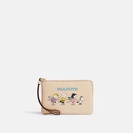 Coach X Peanuts 銀包 手提袋 Corner Zip Wristlet With Snoopy And Friends/ Present Motif