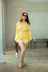 พร้อมส่ง เชิ้ตคอวีแต่งแถบลูกไม้ฉลุ+เชือกลูกไม้ งานป้ายvshopbrand