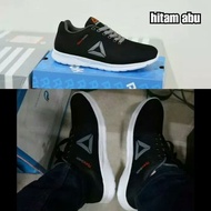 sepatu rebook