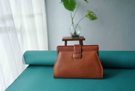 尋寶復古古董包-DAKS england 焦糖棕梯形硬殼有型口金包