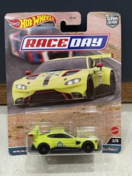 Xe mô hình đồ chơi bánh cao su Hotwheels 1:64 PREMIUM - RACE DAY - Aston Martin Vantage GTE
