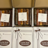 Gift Box of kek lapis with six random selection of flavours ( NEW )