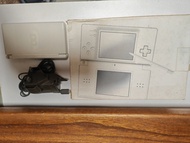 任天堂 Nintendo 白色 NDSL 已破解 主機連 + R4卡+ 記憶卡已入滿十幾隻遊戲+ 原裝充電器
