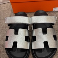 最新配色 熱騰騰🔥愛馬仕Hermes chypre 女版涼鞋 二舅拖鞋 黑銀顯白色 全新 尺寸40👑