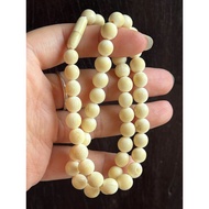 The 8-8.3 mm round jade necklace is 41 cm long and has a clear pattern to wear a chocker or for your