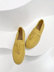 黃色平底單鞋，採用麂皮流蘇和金屬扣形式，輕便舒適的豆豆鞋女鞋
