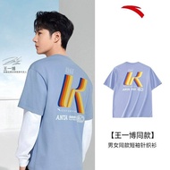 [หวัง อี้ ป๋อ] ANTA PLAYBACK Wang Yibo เสื้อผู้ชาย เสื้อลำลองผ้าฝ้าย 852328114-2 Official Store