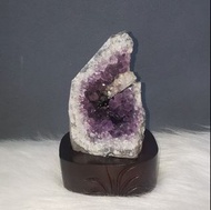 原皮紫晶洞（超罕有帶黑碧和白方解石共生）送實木底座