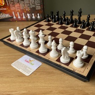 Bộ Cờ Vua Quốc Tế 32CM nâu vân gỗ quân cờ nam châm đẹp hiệu
