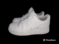NIKE Air Force 1White Low Sneakers With Pearl's, Pre-owned. 耐克 Air Force 1 白色珍珠低帮运动鞋，二手。