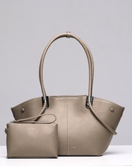 LUNNE กระเป๋าสะพายไหล่ หนังวัวแท้ รุ่น Klara Tote Bag