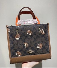🦔 可愛款🦔 Coach Dempsey 22 小刺蝟🦔貓咪款😻 Coach Outlet Dempsey Tote 22 In Signature Canvas With Hedgehog Prin
