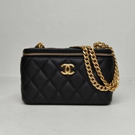 CHANEL 23P長盒子化妝包帶鏡子16黑色荔枝牛皮鐳射標金扣愛心金球肩帶肩背包