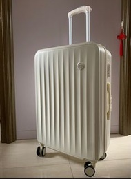 28‘’吋白色行李箱🧳旅行箱，旅行行李箱，旅行喼，travel luggage，travel baggage，suitcase