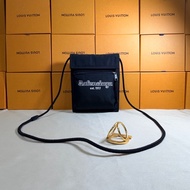 ✨經典百搭 Balenciaga 巴黎世家 黑草寫logo 斜背小包/手機包