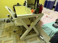 Z 字形玻璃電腦桌書枱，送加扶手有轆坐椅 家用簡約現代電競枱 白色 無破損 