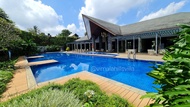 Villa 450 m² dengan 4 kamar tidur dan 3 kamar mandi pribadi di Ciawi (Premier 4 Bedrooms Private Poo