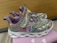 有鞋盒Kuromi 可羅米銀色閃閃魔術貼女童/小朋友波鞋，size外長19cm (見最後圖），內長約17-18cm。5歲女童適合。SF到付價$30