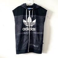 近新//adidas 三葉草 滿版花 連帽背心 背心外套 口袋