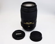 Nikon 55-300mm AF-S DX NIKKOR 55-300 มม. f/4.5-5.6G ED VR เหมาะสมอย่างยิ่งกับที่ช่วยให้คุณถ่ายภาพที่คมชัดโดยใช้มือถือภาพได้อย่างง่ายดายในทุกช่วงการโฟกัสทั้งหมด โดดเด่นด้วยชิ้นเลนส์ค่าดัชนีหักเหสูง (HRI) ใหม่ เพลิดเพลินกับประสิทธิภาพด้านออพติคที่เหนือชั้นแ