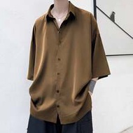 Manfinity Homme เสื้อเชิ้ตแขนสั้นกระดุมหน้าผู้ชาย ทรงหลวม สีดำ คอปก สำหรับฤดูร้อน สไตล์สตรีทแวร์ สำห