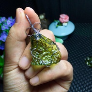 ลวดธรรมชาติ Moldavite สร้อยคอดิบ Moldavite หินสีเขียวภาษาเช็คคำไม่สม่ำเสมอ Handmade บดหินผลึกสีเขียว