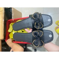 Horizontal flip-flops with chain bows come in big sizes from 35 - 45 are beautiful, luxurious, easy 