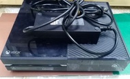 二手xbox one(厚機)主機一部連有線手柄一個及220V電源式適配器一個