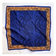 Shoulder scarf size 90x90.