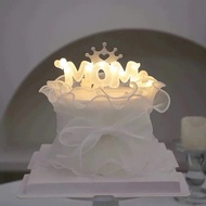 The word MOM has lights to decorate cakes