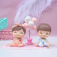 Baby model holding a milk bottle to decorate a cake - Birthday accessories