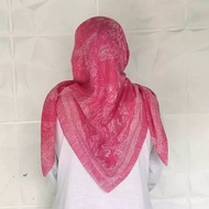 HIJAB SEGI EMPAT VOAL MOTIF BUNGA PINK FANTA