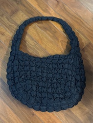 COS 黑色雲朵包 oversized quilted bag