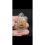 阿赞坤潘2530年第一期“邮票”泽度金佛牌 一旦海水不干枯，有吾必发——全泰第一泽度金师傅阿赞坤潘佛历2530年第一期“邮票”泽度金佛牌！比赛第四名，拥有比赛证书