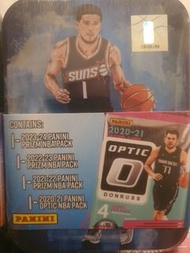 全新PANINI NBA PRIZM 球星鐵盒，內含PRIZM 卡3包及OPTIC 卡1包~ 可博WEMBENYAMA 斑馬/ CURRY / JAMES 等巨星卡