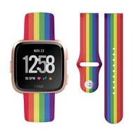 全城熱賣 - 適用於 Fitbit Versa 2 / Lite 22mm 反扣印花硅膠錶帶（彩虹）